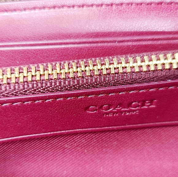COACH Accordion Zip Wallet Signature - Picture 8 of 9
